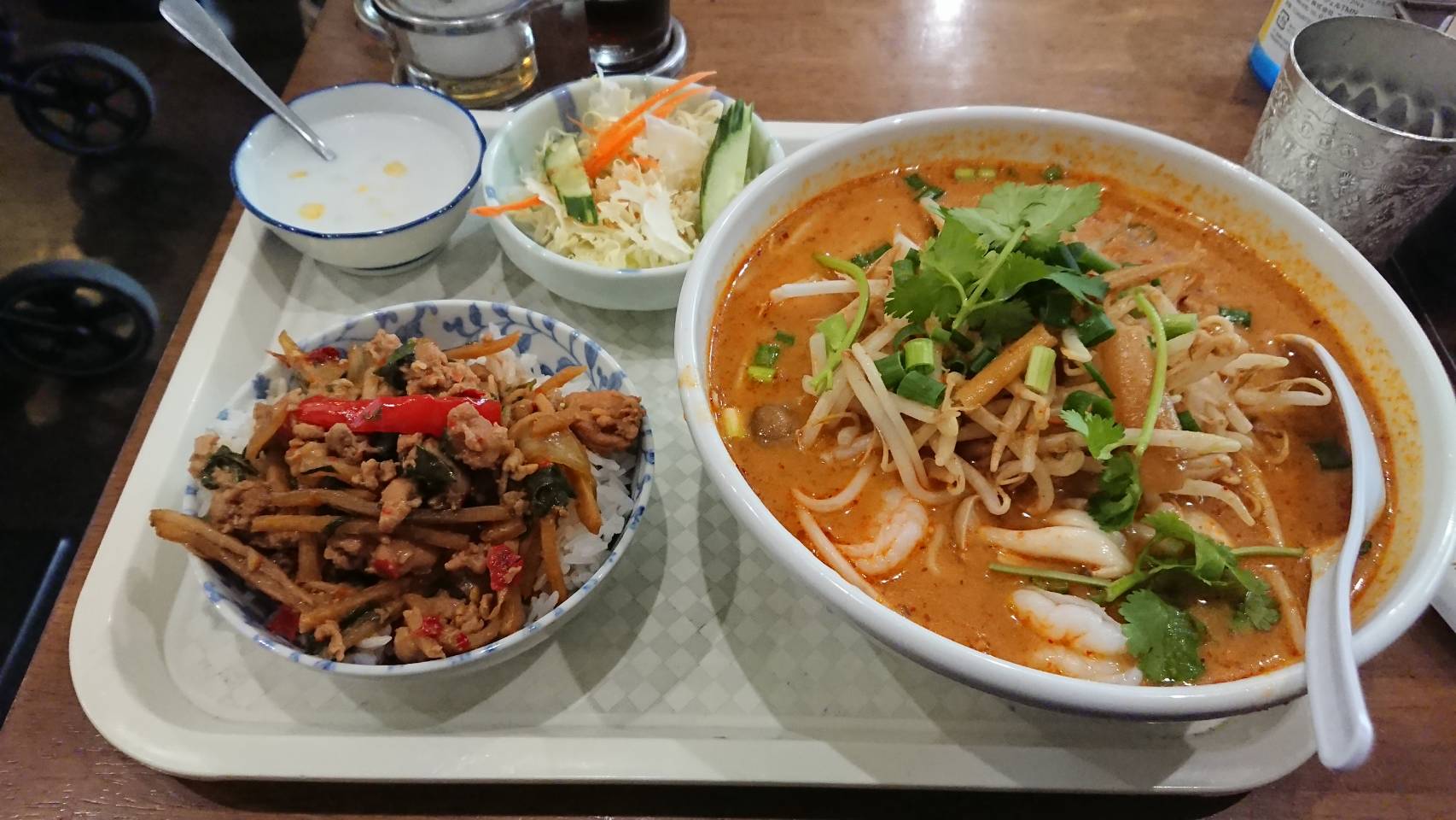 江東区大島のタイ料理バンプー：トムヤムクンラーメン＆ガパオのセット