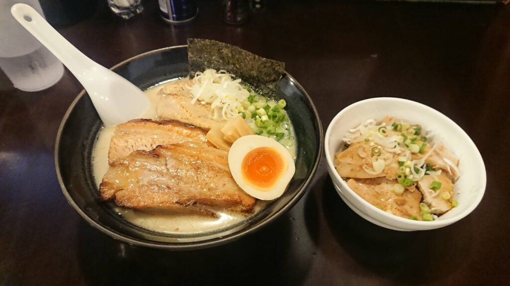 江東区亀戸、なが田：特製鳥だしラーメン(塩)＆くずれチャーシューめし。