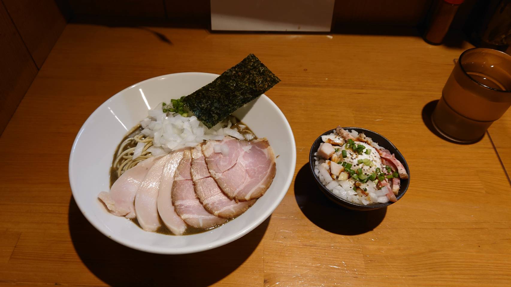 江東区亀戸、ひつきさん：シャーシュー濃厚蕎麦+一口(ひとくち)肉飯・写真1