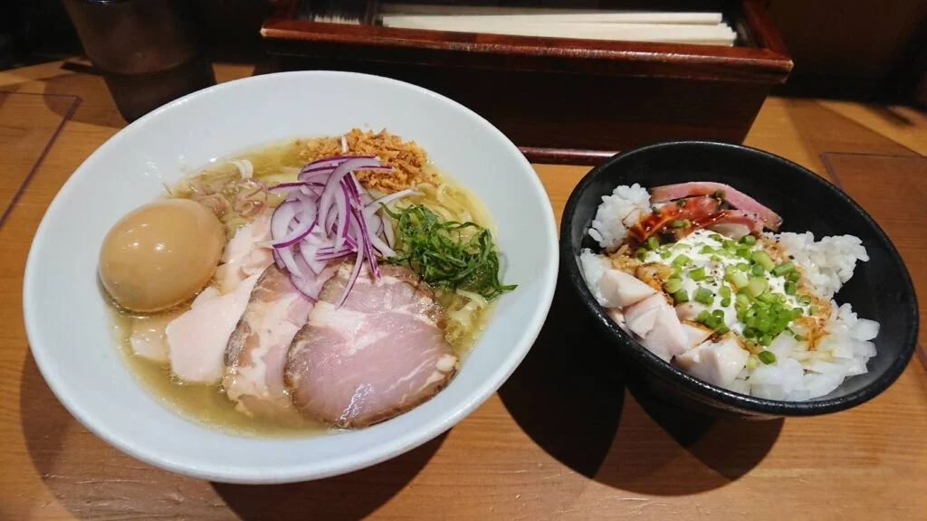 江東区亀戸、つきひ：冷し塩煮干＆テキトーな肉飯