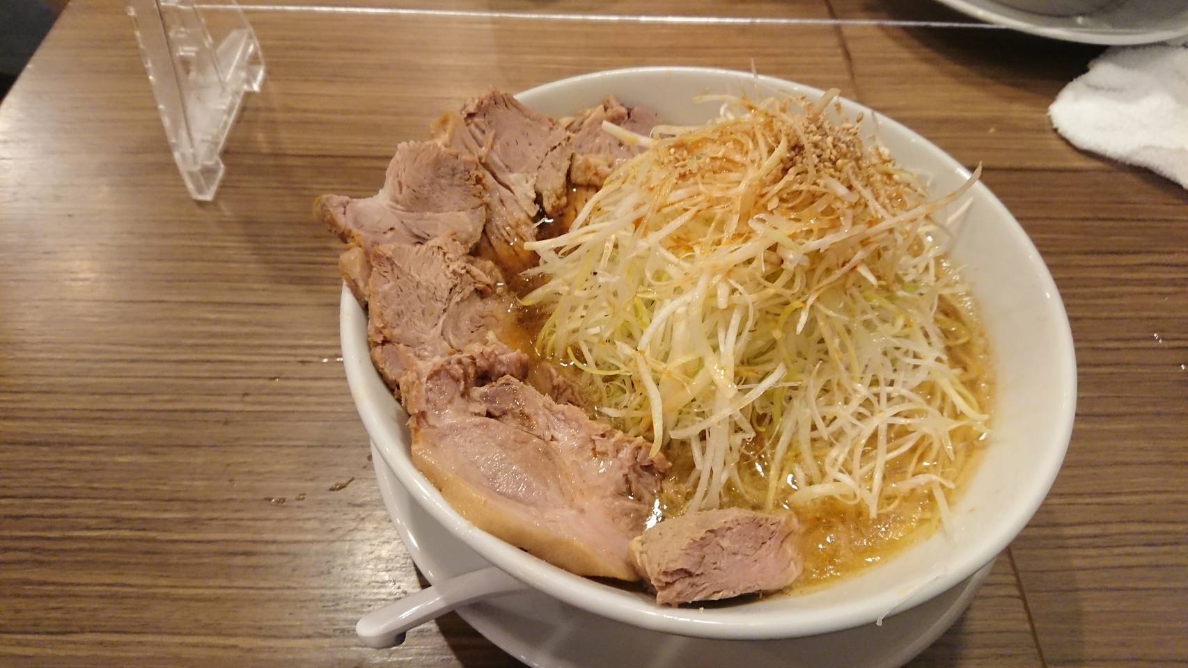 江戸川区西葛西、麺や えいちつー：肉麺+白ネギ
