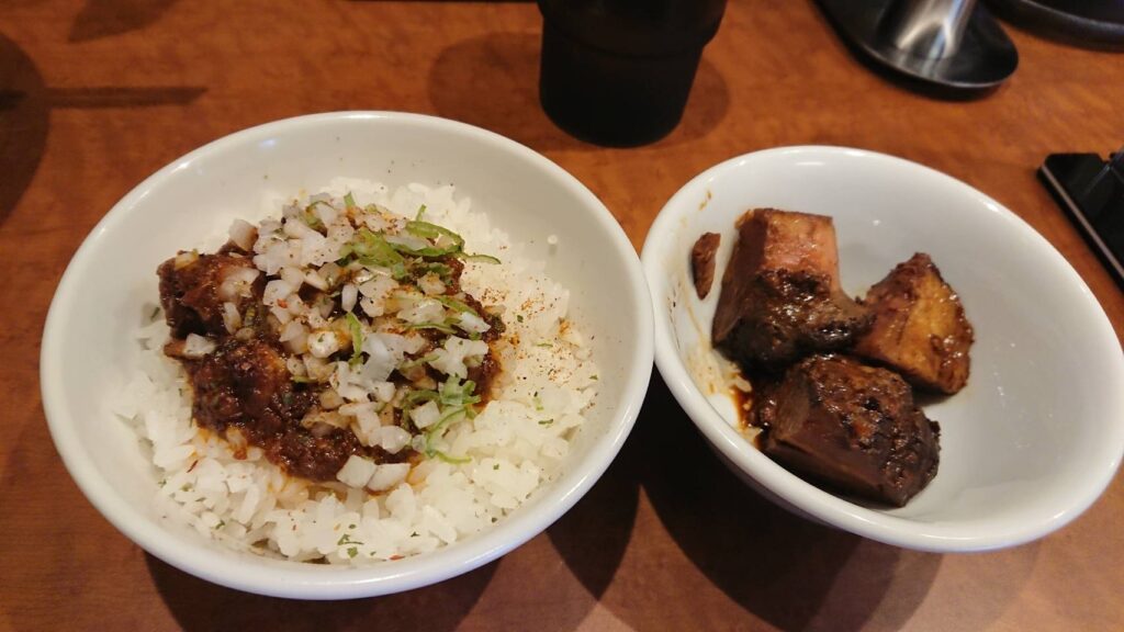 台東区台東、スパイス・ラー麺 卍力 秋葉原店：スパイシー肉飯。+肉切れっぱし(追加)