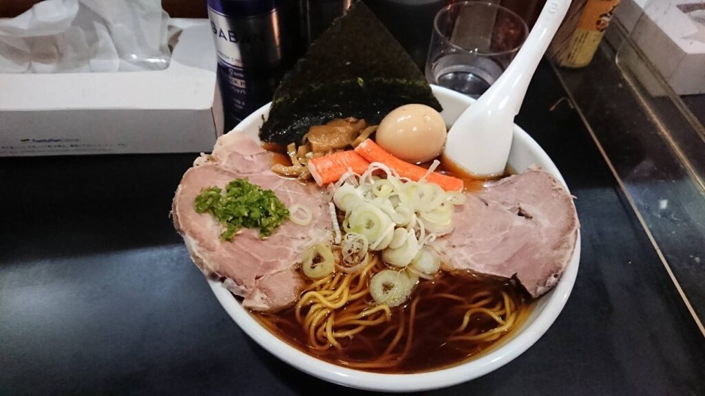 新宿区舟町、一条流がんこラーメン 総本家さん：不純醤油＋青唐サービス