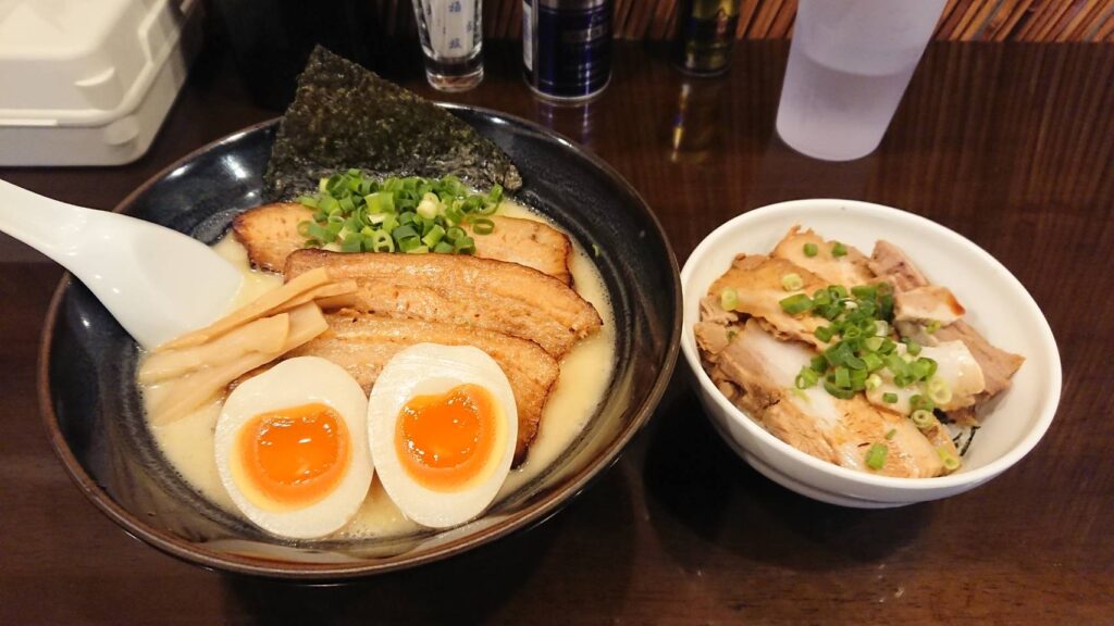 江東区亀戸、なが田さん：炙りチャーシュー味玉らーめん(塩)+くずれチャーシューめし