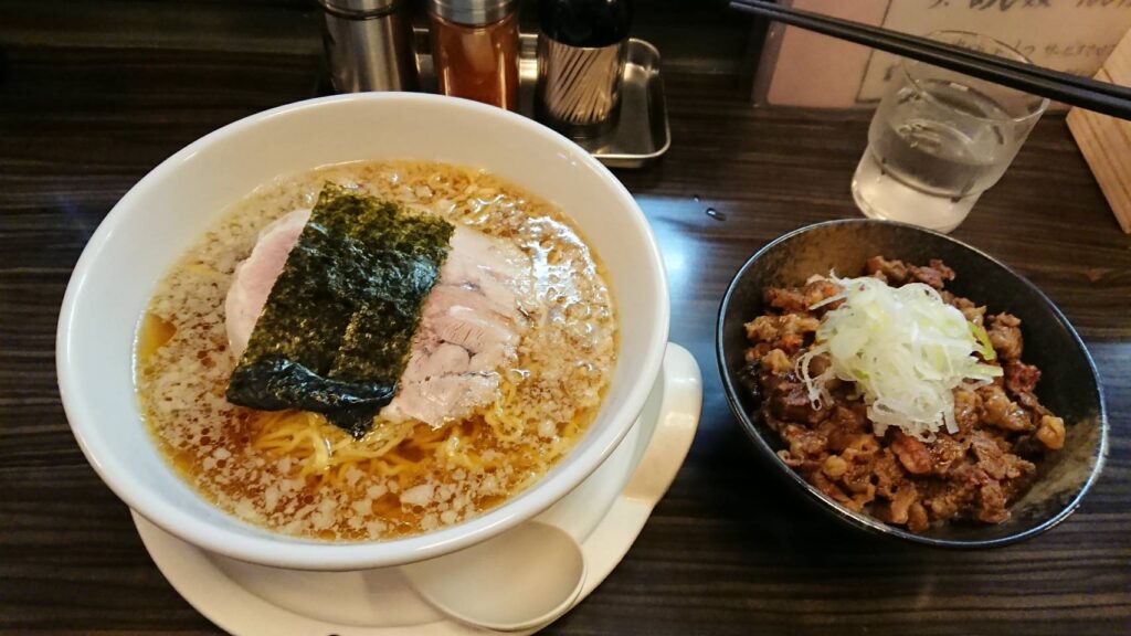 江東区千田、らーめん屋 盛さん：しょうゆらーめん+牛すじめし