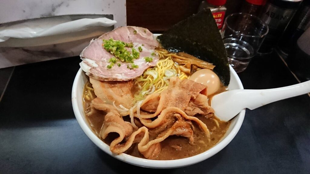 新宿区舟町、一条流がんこラーメン 総本家さん：(貝)夜光貝の100。雪らーめん