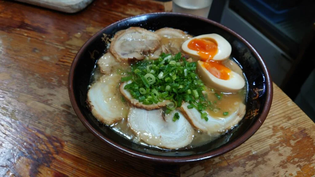 新宿区歌舞伎町、わ蔵 新宿歌舞伎町店さん:チャー玉らーめん+替え玉(粉)