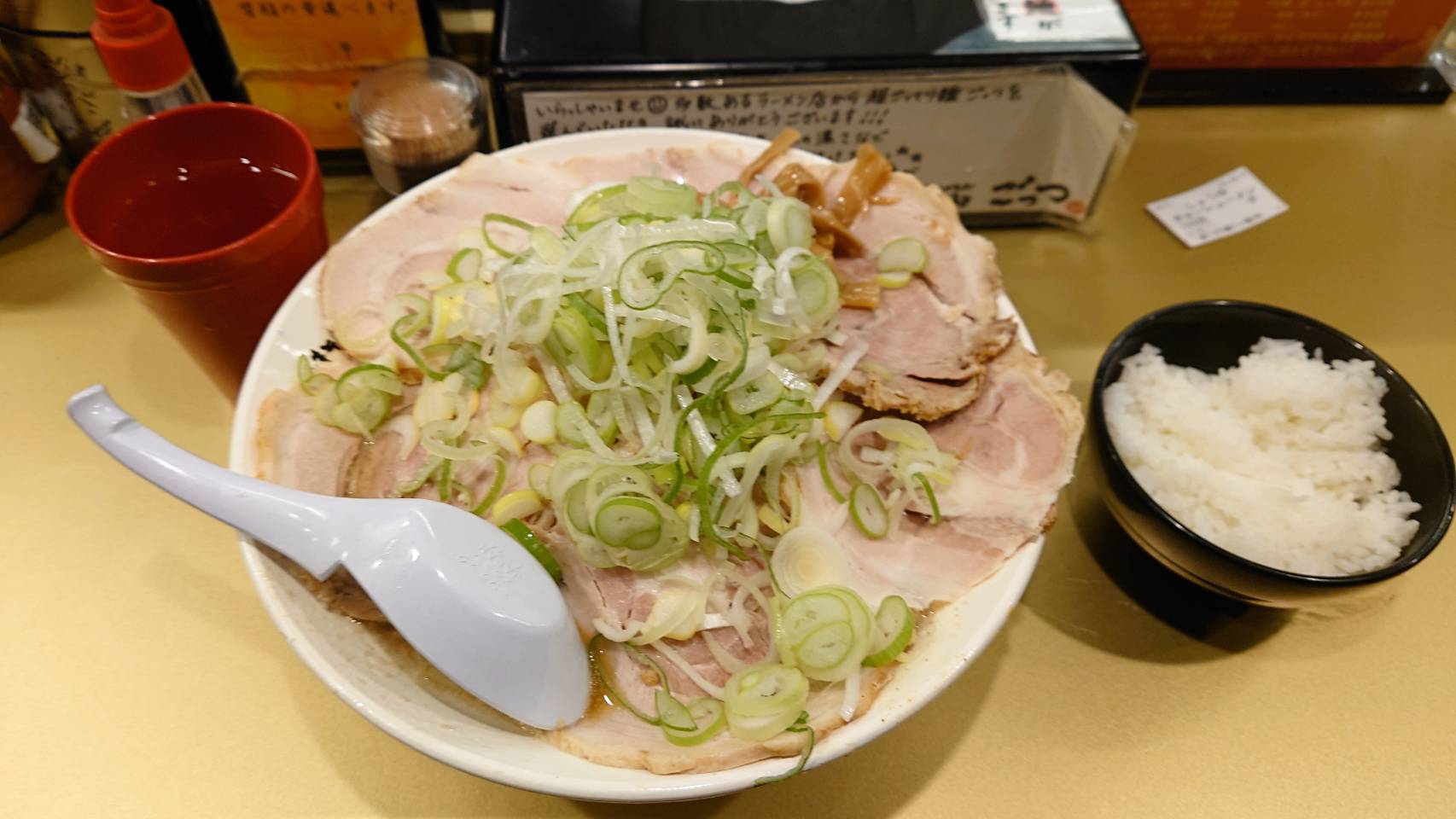 江東区亀戸、超ごってり麺 ごっつ 亀戸本店さん：しょうゆチャーシュー麺、油普通・大盛り・半ライス