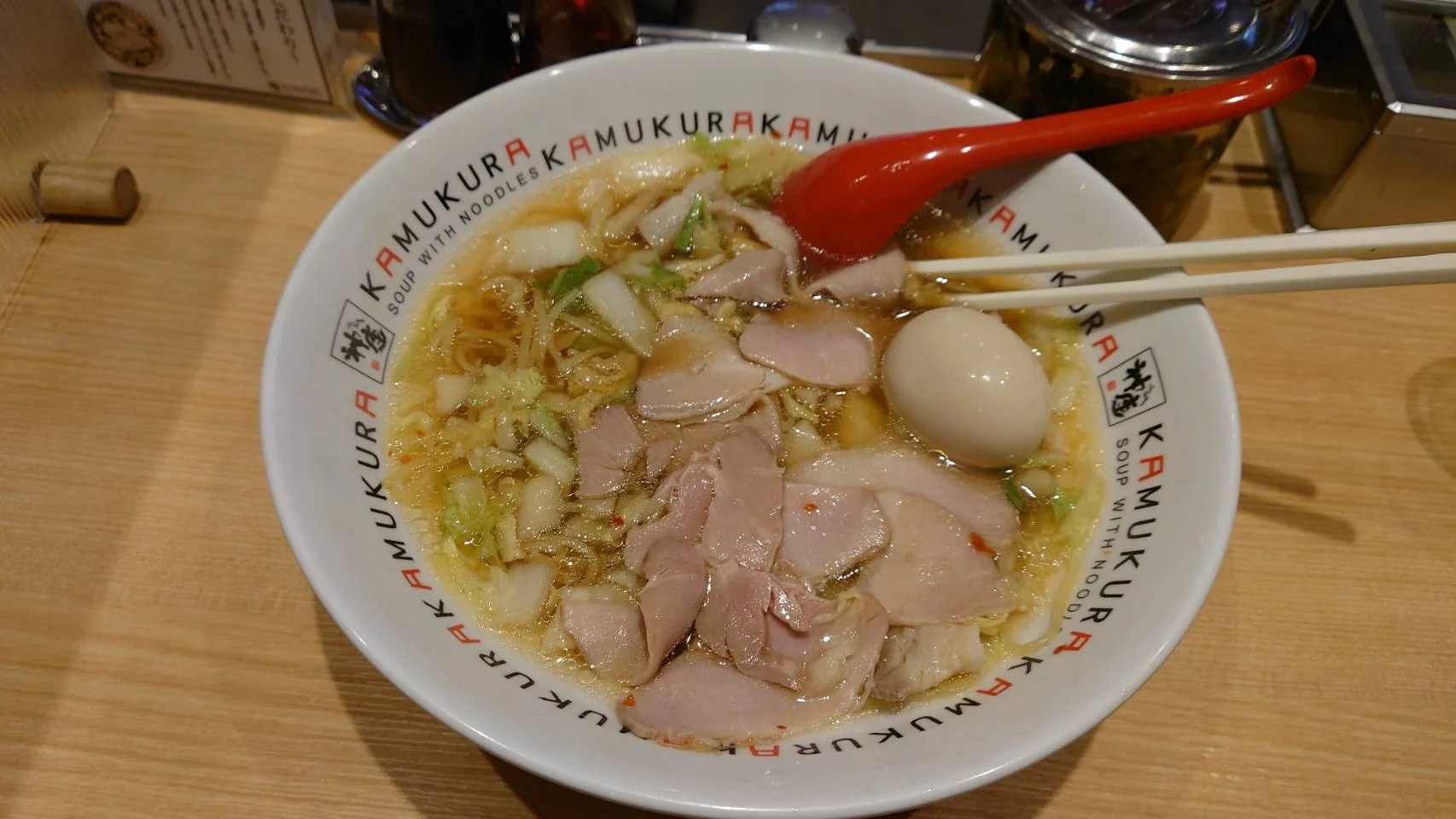 新宿区歌舞伎町、どうとんぼり神座 新宿店さん：小チャーシュー煮玉子ラーメン