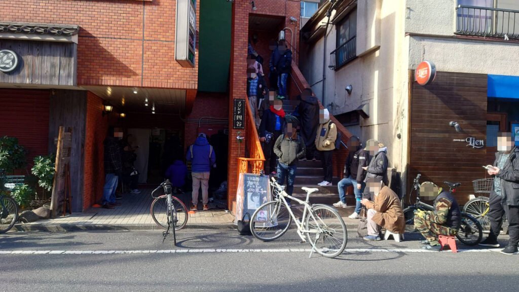 新宿区舟町、一条流がんこラーメン総本家さん:順番待ち・推定40人以上?