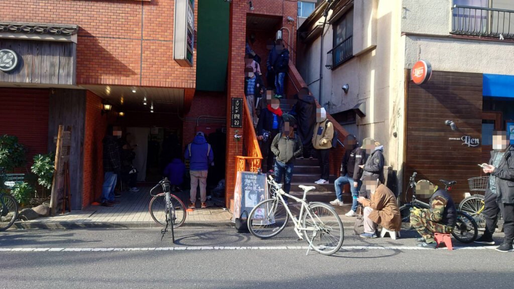 新宿区舟町、一条流がんこラーメン総本家さん：順番待ち・推定40人以上？