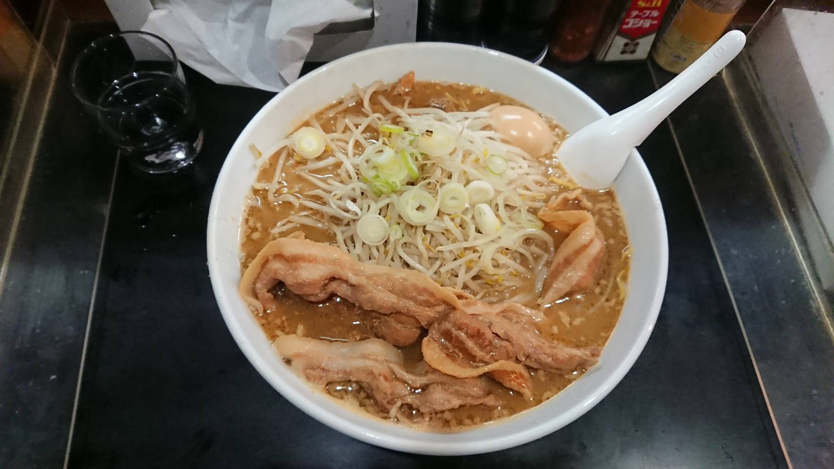 新宿区舟町、一条流がんこラーメン総本家さん：牡蠣の味噌ラーメン (特盛り)