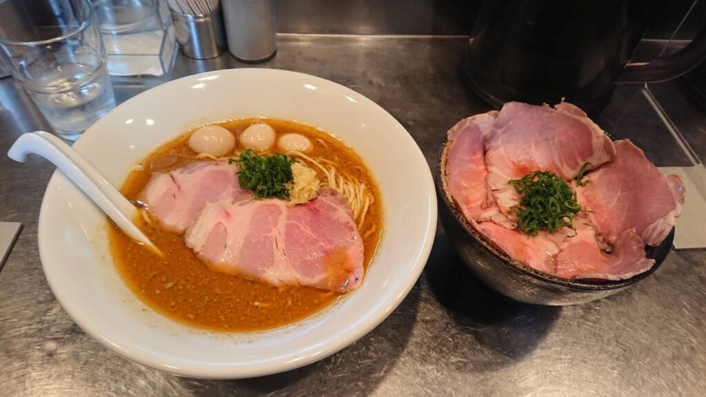 台東区東上野、さんじさん：限定３ 烏賊ワタ蕎麦 白味噌仕立て+肉飯