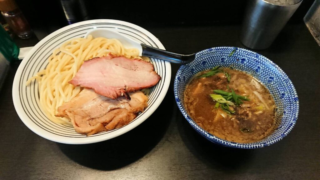 足立区綾瀬、陽はまたのぼるさん：豚骨魚介つけ麺(気まぐれ限定8) 熱盛り＋100円