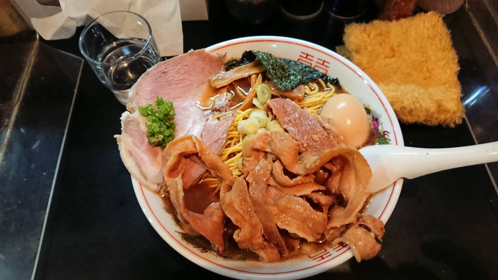 新宿区舟町、一条流がんこラーメン 総本家さん：(貝)ムール貝の不純。雪ラーメン(大盛)🌶️青唐辛子サービス。