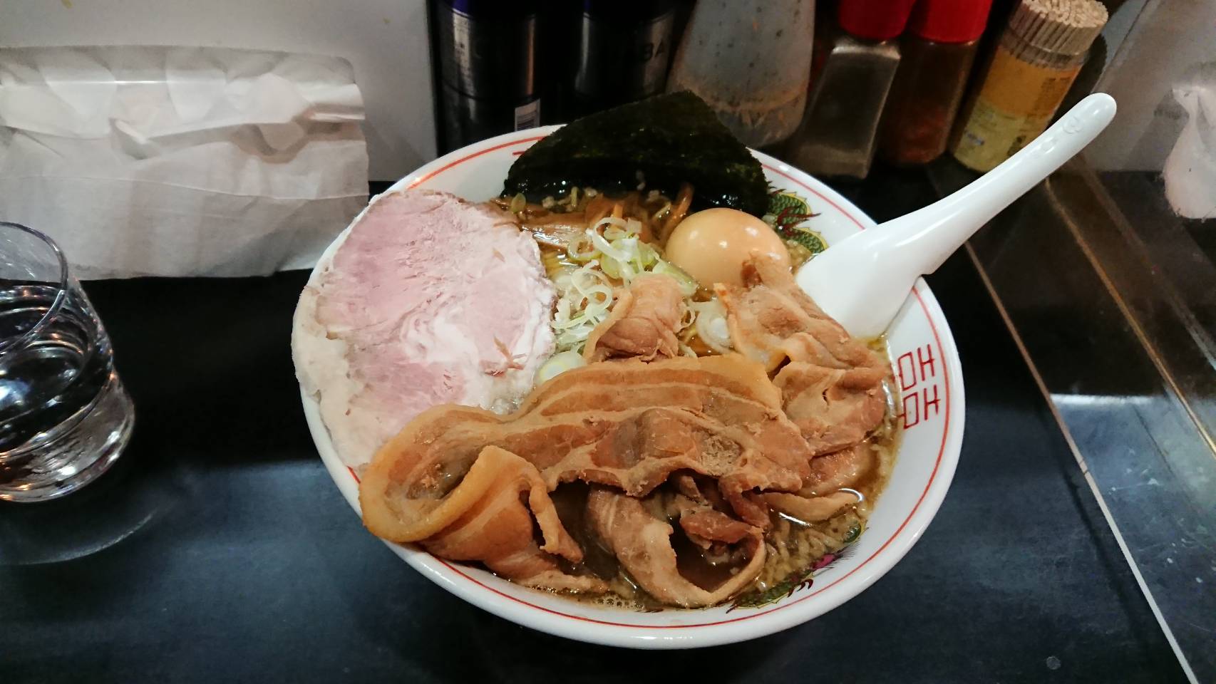 新宿区舟町、一条流がんこラーメン 総本家さん：不純らーめんスペシャル (大盛)