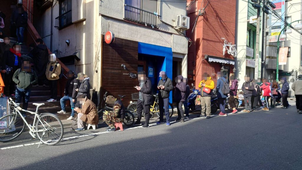 新宿区舟町、一条流がんこラーメン総本家さん：順番待ち・推定50人以上？