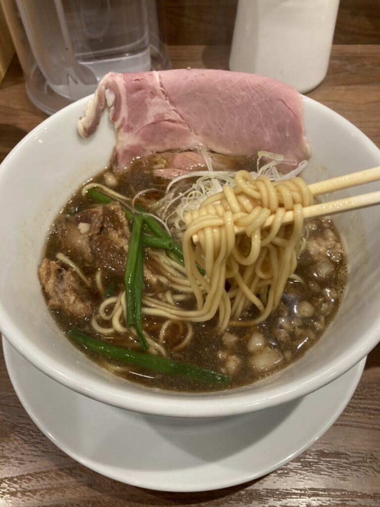 吹田市江坂町、CORE CORE(これこれ)さん：麺持ち上げ中