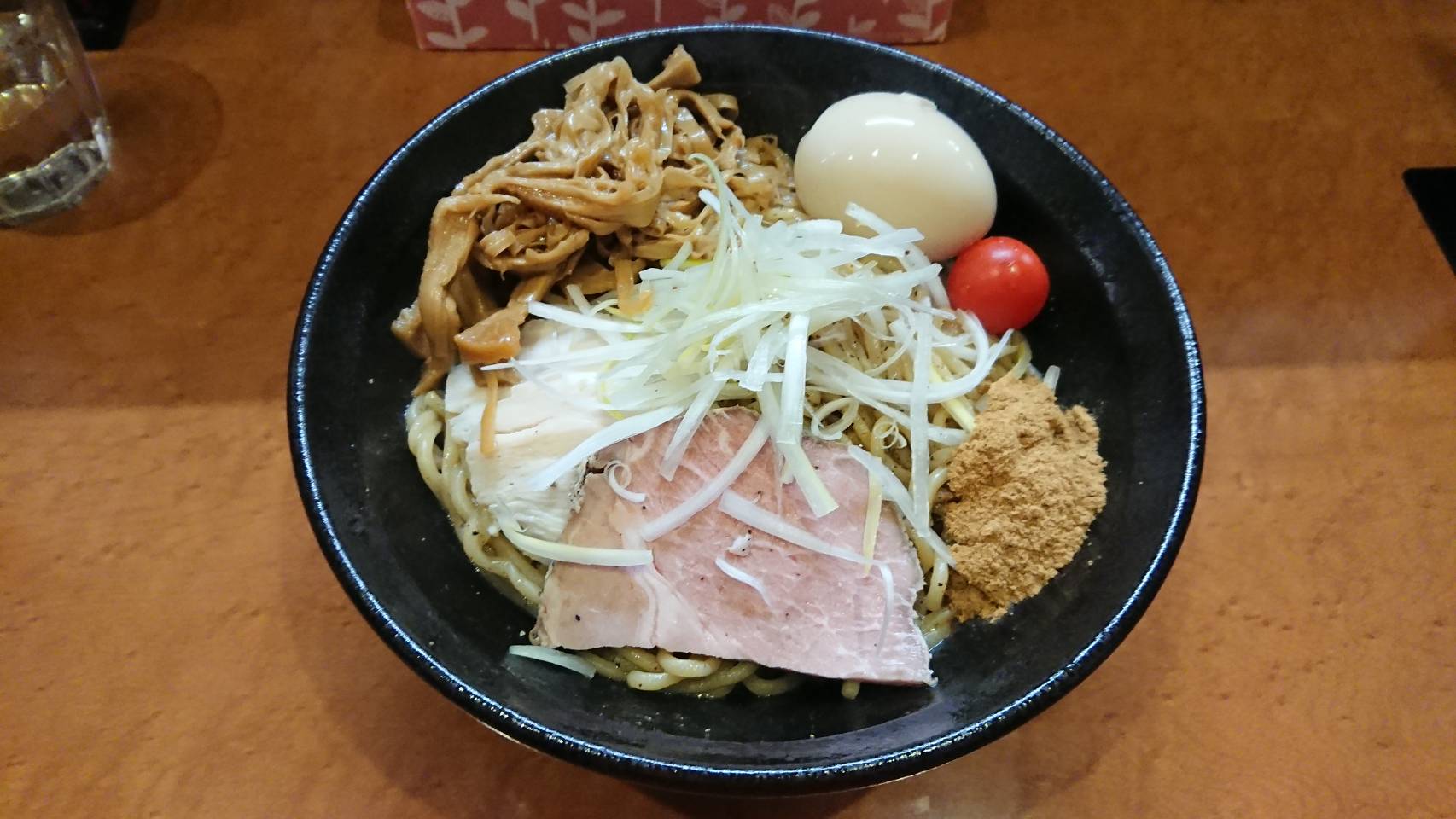 松戸市上本郷、麺屋 ひなたさん：🍜油そば(大盛)+ＴＰ味玉､メンマ・真上から