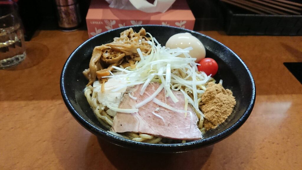 松戸市上本郷、麺屋 ひなたさん：🍜油そば(大盛)+ＴＰ味玉､メンマ・斜め上から