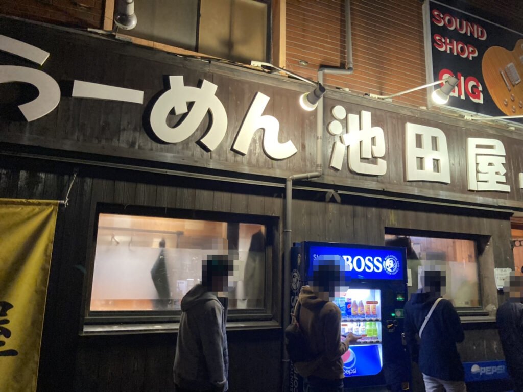 吹田市寿町、ラーメン池田屋 吹田店さん：店構え・順番待ち