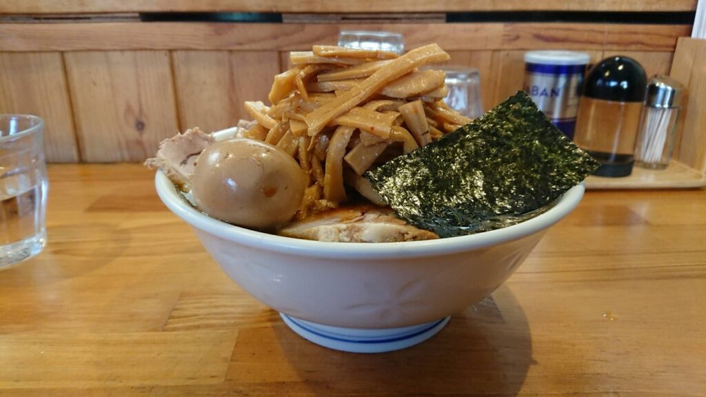 新宿区弁天町、としおかさん：チャーシューメンマラーメン(中盛) +味玉・正面から