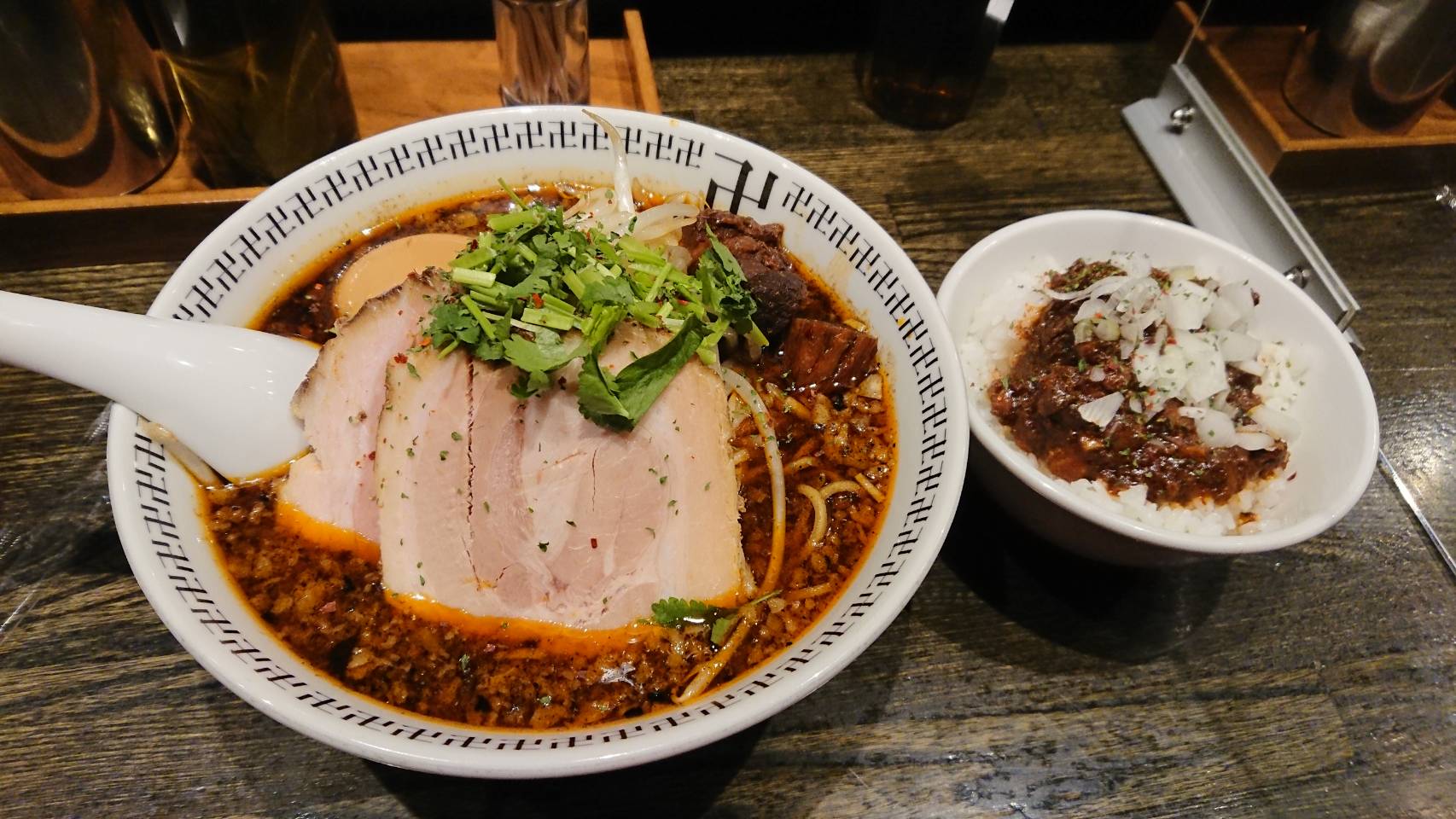 江戸川区西葛西、スパイス・ラー麺 卍力（まんりき）さん：スパイス特製ラー麺､ＴＰ肉きれっぱし+スパイシー肉飯