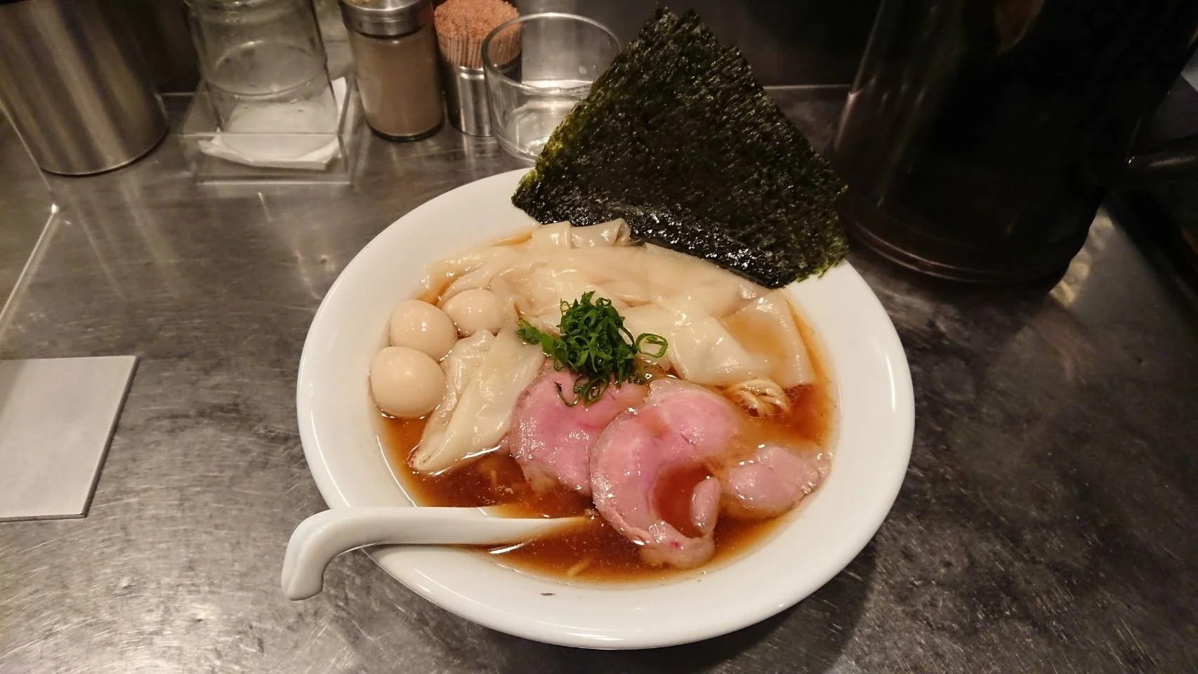 台東区東上野、さんじさん：限定３生揚げ醤油の皮雲呑麺