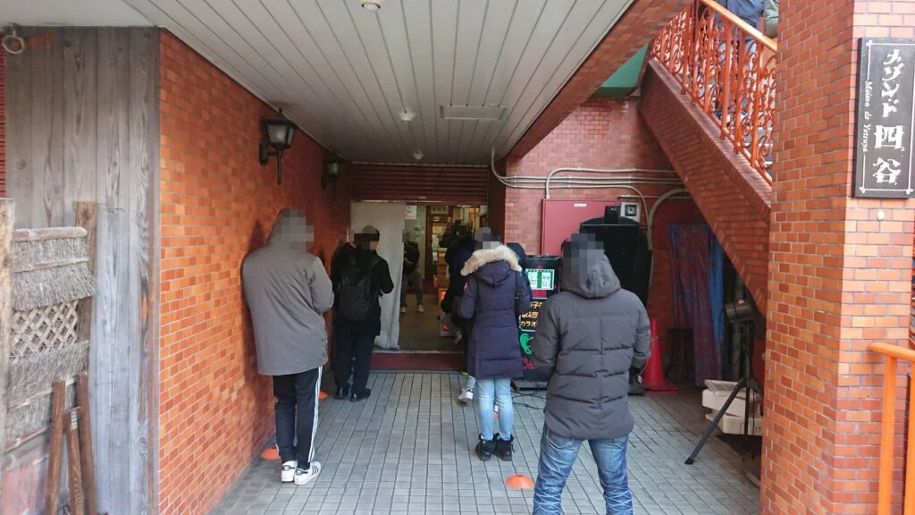 新宿区舟町、一条流がんこラーメン総本家さん:順番待ち