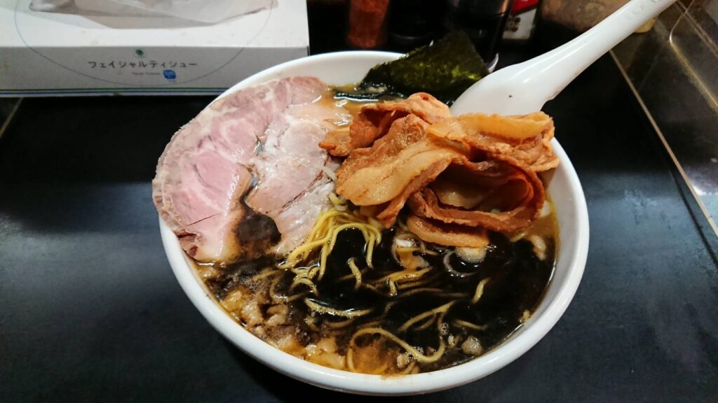 新宿区舟町、一条流がんこラーメン総本家さん：牡蠣の不純(黒マー油サービス)・斜め上から