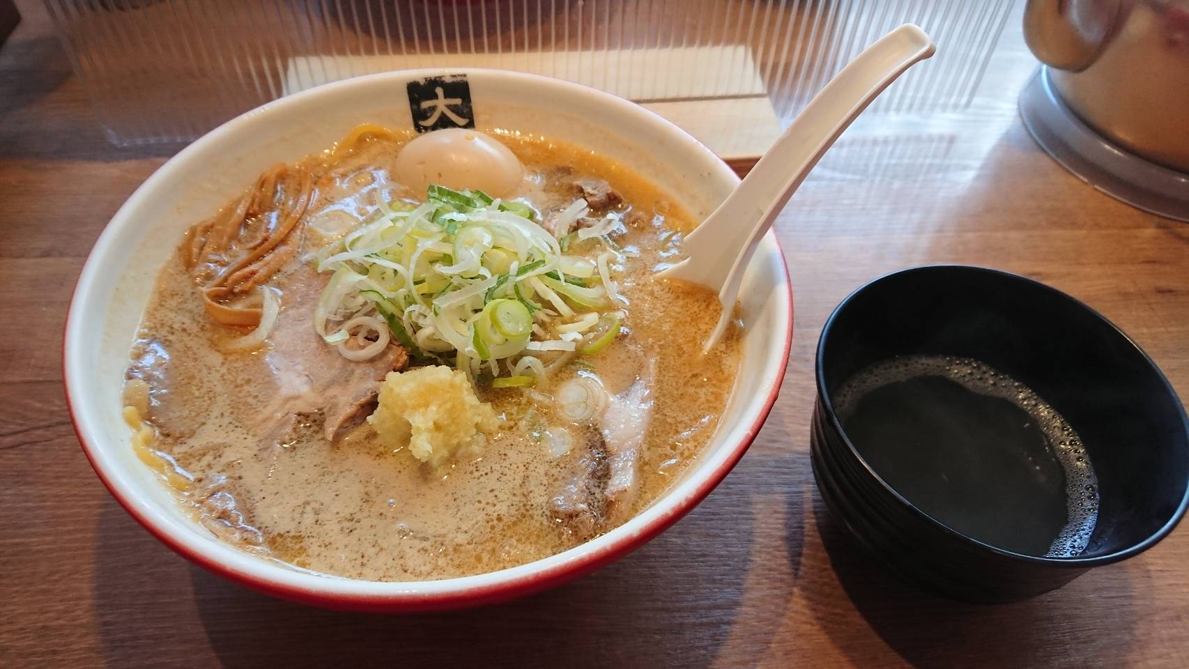 江戸川区船堀、大島さん：味噌チャーシュー(大盛)+ＴＰ煮たまご+味の調整スープ(無料)・斜め上