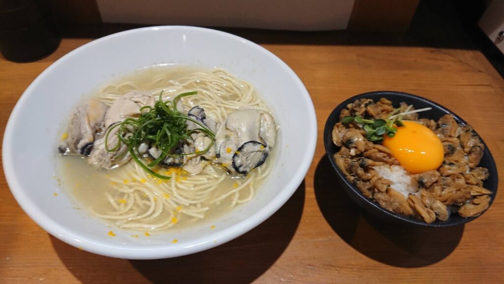 江東区亀戸、亀戸煮干中華蕎麦 つきひさん：牡蠣と貝の塩そば+牡蠣二個+アサリのうま煮丼・斜め上