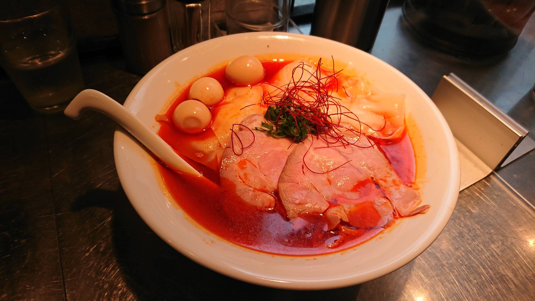 台東区東上野、さんじさん：限定４辛～い赤潮の皮雲呑麺