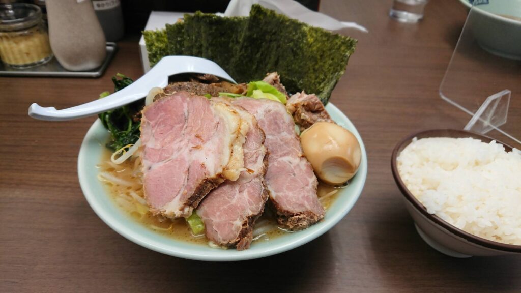 江東区富岡、ラーメン吉田屋 門前仲町店さん：全部のせラーメン+ライス・斜め上から