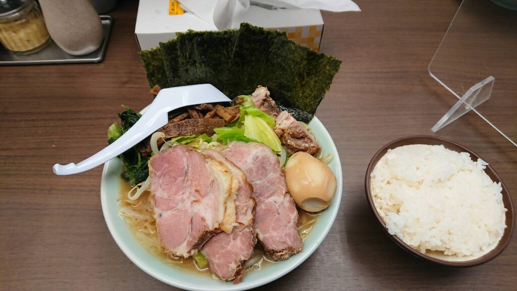 江東区富岡、ラーメン吉田屋 門前仲町店さん：全部のせラーメン+ライス・真上から