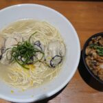 江東区亀戸、亀戸煮干中華蕎麦 つきひさん：牡蠣と貝の塩そば+牡蠣二個+アサリのうま煮丼・真上から