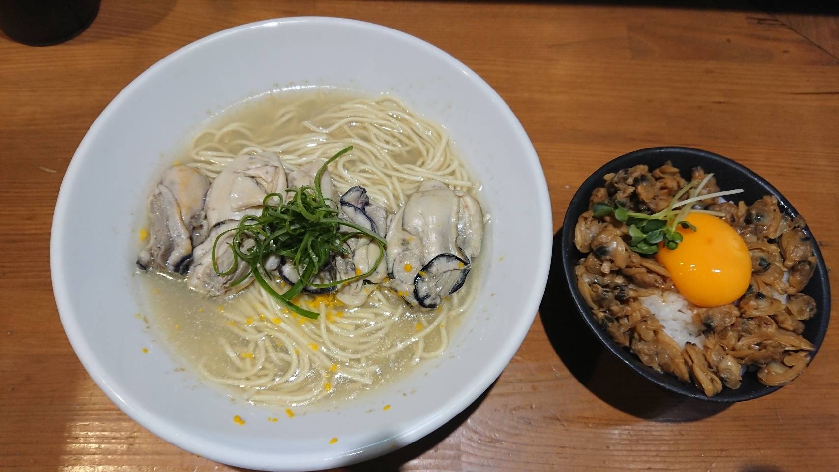 江東区亀戸、亀戸煮干中華蕎麦 つきひさん：牡蠣と貝の塩そば+牡蠣二個+アサリのうま煮丼・真上から