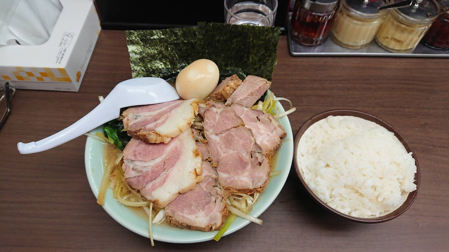 江東区富岡、ラーメン吉田屋 門前仲町店さん：全部のせラーメン+ライス