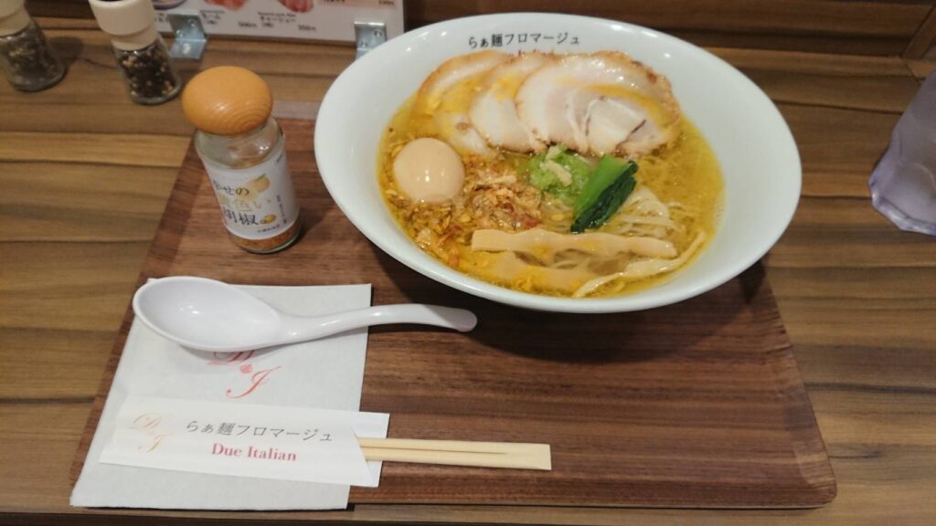 市川市八幡、Due Italian 京成八幡店さん：具だくさん塩らぁ麺(大盛)・遠目ブレてる...