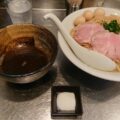 台東区東上野、さんじさん：淡麗煮干黄金昆布水つけ蕎麦(特盛)・斜め上から