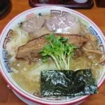 江戸川区東葛西、支那そば ちばき屋さん：海老塩ワンタンそば(大盛)+ＴＰ骨付焼豚・真上から