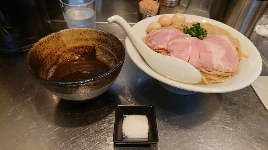 台東区東上野、さんじさん：淡麗煮干黄金昆布水つけ蕎麦(特盛)・正面から