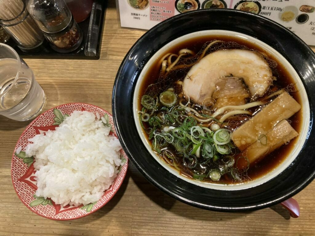 吹田市豊津町、金久右衛門 江坂店さん：大阪ブラックの太麺とライス