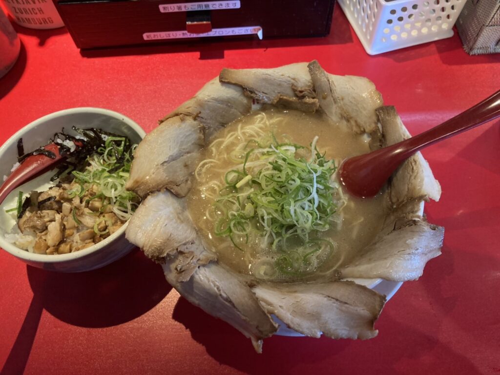 岸和田市東大路町、希望軒 岸和田店さん：とんこつラーメン+チャーシュートッピング+豚ほぐし丼