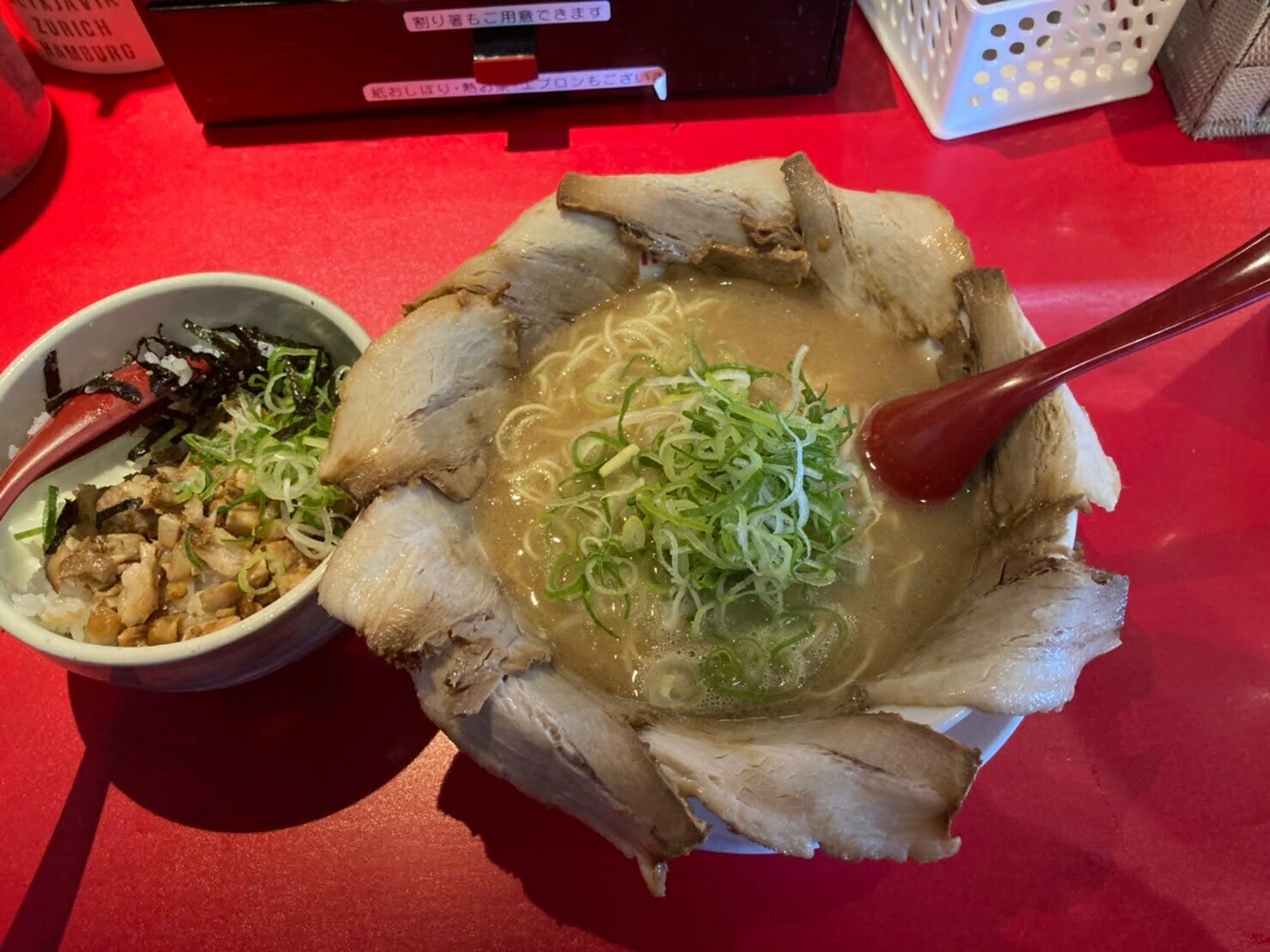 岸和田市東大路町、希望軒 岸和田店さん：とんこつラーメン+チャーシュートッピング+豚ほぐし丼