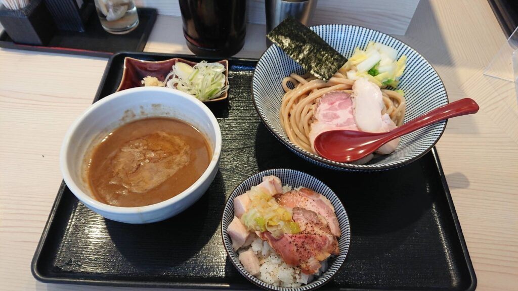 市川市八幡、長男、もんたいちおさん：つけ麺+ミニレアチャーシュー丼・真上から