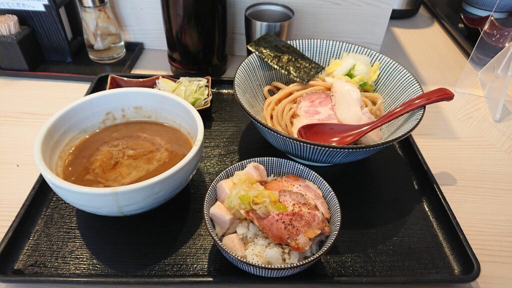 市川市八幡、長男、もんたいちおさん：つけ麺+ミニレアチャーシュー丼・斜め上から