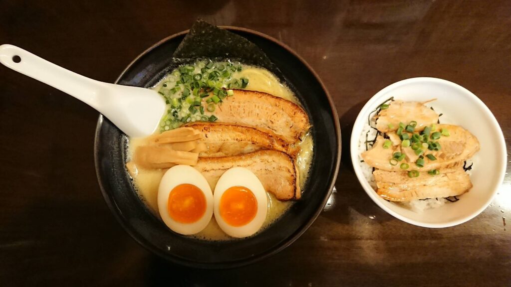 江東区亀戸、らーめんなが田さん炙りチャーシューらーめん(塩)+🥚味玉+くずれチャーシューめし・真上から