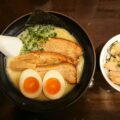 江東区亀戸、らーめんなが田さん炙りチャーシューらーめん(塩)+🥚味玉+くずれチャーシューめし・真上から