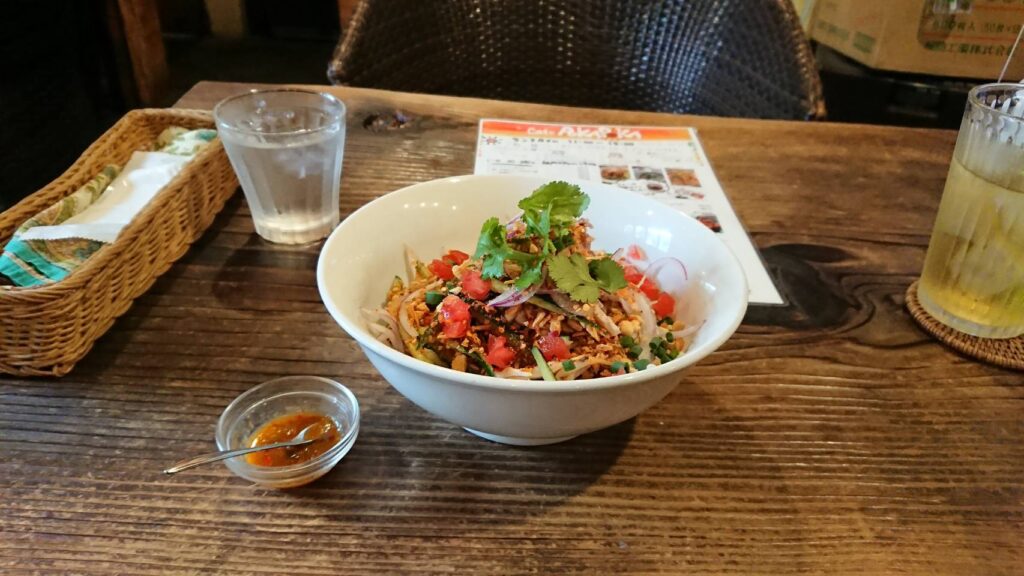 墨田区八広、Cafe POKAPOKAさん：よだれ鶏冷麺・斜め上から